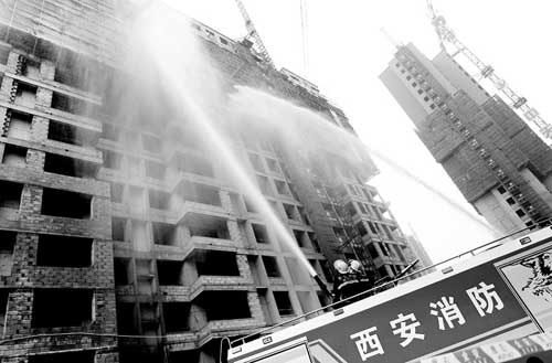 消防官兵用高壓水槍對十樓的“著火點”進行滅火