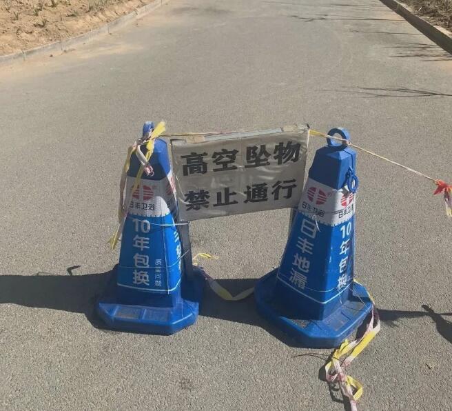 又一起,外墻保溫層從十幾樓飛下,原因是什么