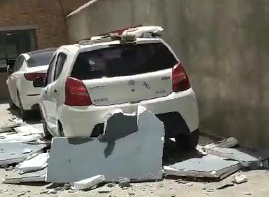 寧夏固原某小區(qū)外墻保溫板大片掉落,砸中車輛!