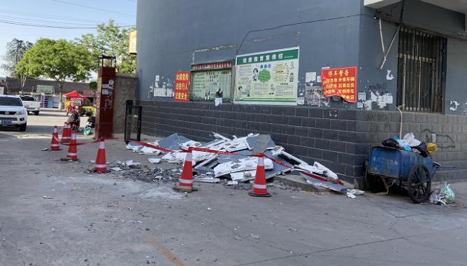 寧夏固原某小區(qū)外墻保溫板大片掉落,砸中車輛!